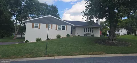 293 Tennyson Dr, Lancaster, PA 17602