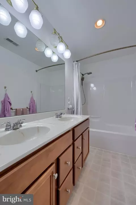 Bath - 900 Sloan St, Lititz, PA 17543 photo 4 of 5