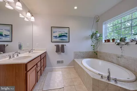 Bath - 900 Sloan St, Lititz, PA 17543 photo 2 of 5
