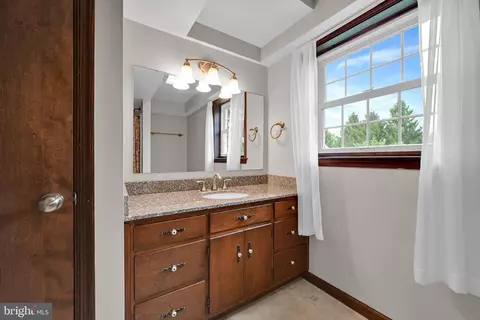 Bath - 513 Lincoln Rd, Lititz, PA 17543 photo 2 of 2