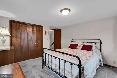 Bedroom - 513 Lincoln Rd, Lititz, PA 17543 photo 2 of 4