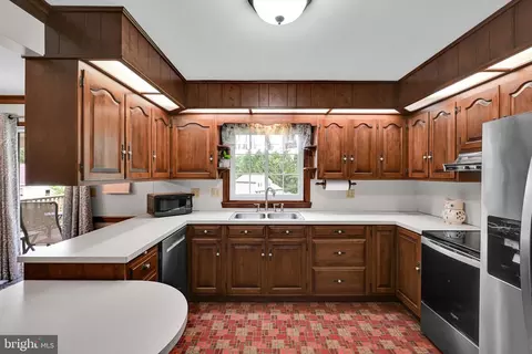 Kitchen - 513 Lincoln Rd, Lititz, PA 17543 photo 2 of 3
