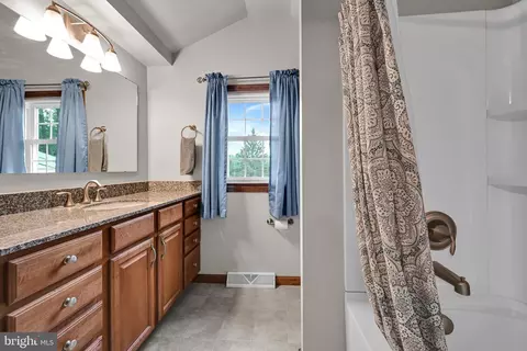 Bath - 513 Lincoln Rd, Lititz, PA 17543 photo 1 of 2