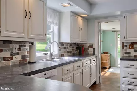 Kitchen - 925 Maple St, Lititz, PA 17543 photo 3 of 5