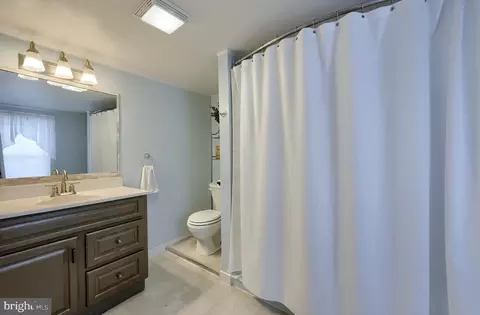 Bath - 925 Maple St, Lititz, PA 17543 photo 4 of 5