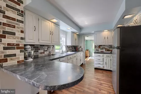 Kitchen - 925 Maple St, Lititz, PA 17543 photo 2 of 5