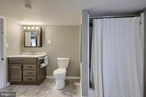 Bath - 925 Maple St, Lititz, PA 17543 photo 2 of 5