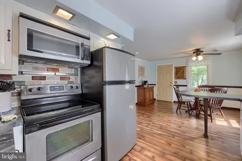 Kitchen - 925 Maple St, Lititz, PA 17543 photo 4 of 5