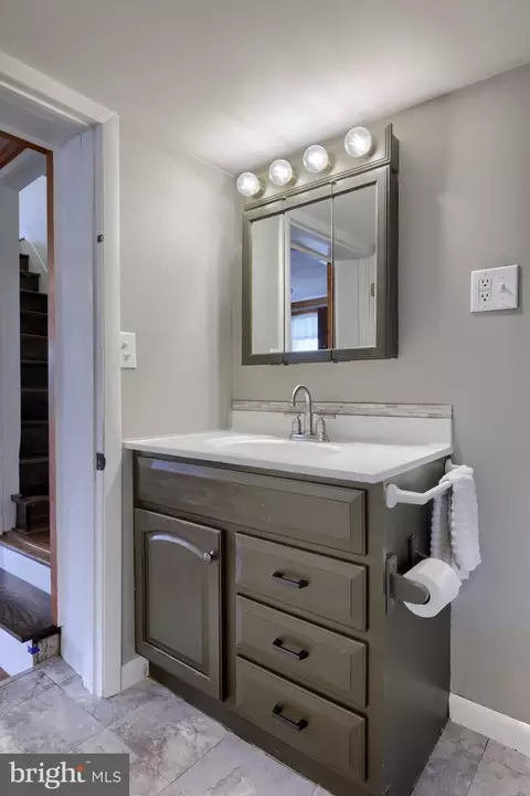 Bath - 925 Maple St, Lititz, PA 17543 photo 3 of 5