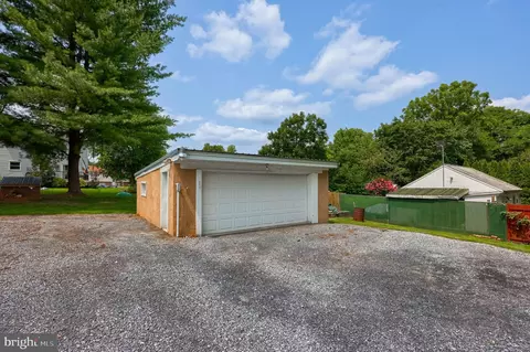 Exterior - 925 Maple St, Lititz, PA 17543 photo 9 of 12