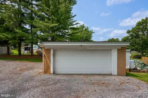 Exterior - 925 Maple St, Lititz, PA 17543 photo 11 of 12
