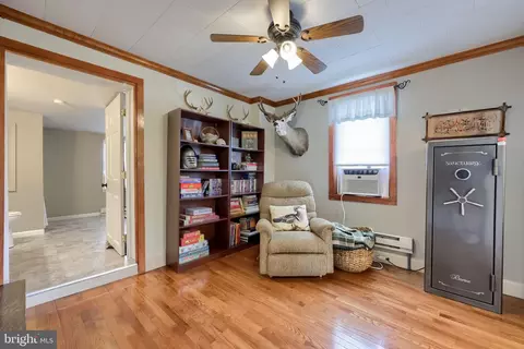 Entry Way - 925 Maple St, Lititz, PA 17543 photo 4 of 8