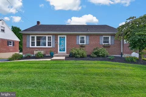 36 W Charlotte St, Millersville, PA 17551