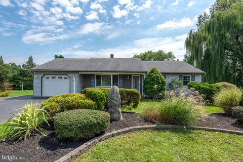 316 Hilltop Dr, Leola, PA 17540