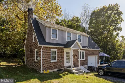 Exterior - 107 Crest Rd, Lititz, PA 17543 photo 4 of 5