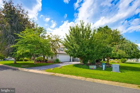 3 Laurelgate Pl, Millersville, PA 17551