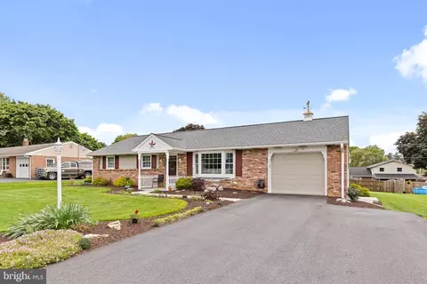 56 Timberline Dr, Leola, PA 17540