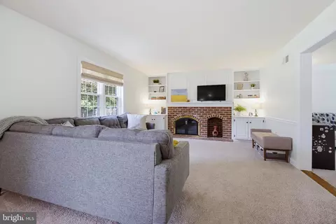 Living - 1189 Suffolk Dr, Lititz, PA 17543 photo 2 of 4