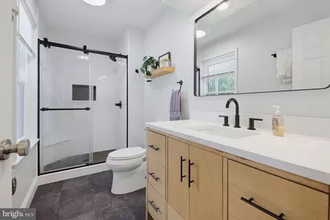 Bath - 1189 Suffolk Dr, Lititz, PA 17543 photo 2 of 2