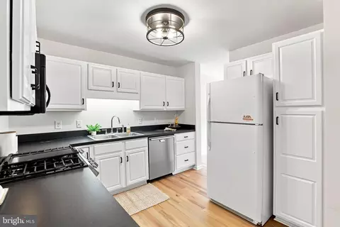 Kitchen - 366 Crosswinds Dr, Lititz, PA 17543 photo 2 of 2