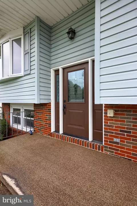 Exterior - 131 S Oak St, Lititz, PA 17543 photo 4 of 9