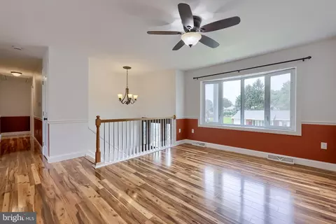 Living - 131 S Oak St, Lititz, PA 17543 photo 1 of 7