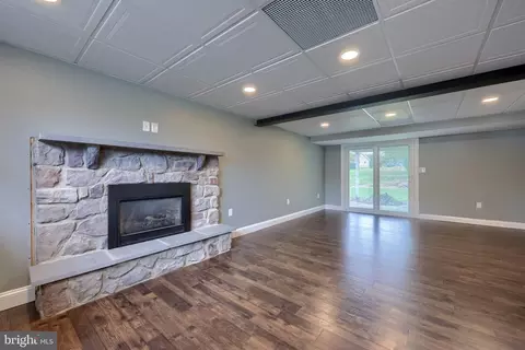 Living - 131 S Oak St, Lititz, PA 17543 photo 6 of 7