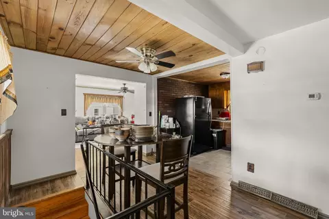 Entry Way - 426 E 28th Division Hwy, Lititz, PA 17543 photo 3 of 6
