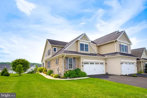 181 Copperstone Ct, Millersville, PA 17551