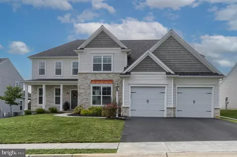 Exterior - 405 Royal Hunt Way, Lititz, PA 17543 photo 3 of 11