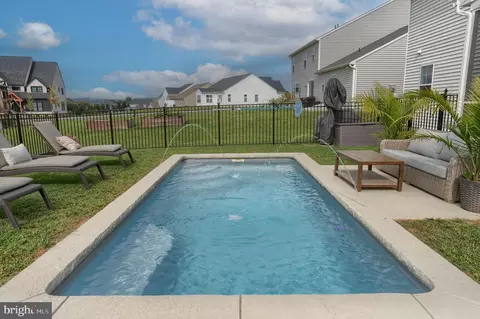 Exterior - 405 Royal Hunt Way, Lititz, PA 17543 photo 9 of 11