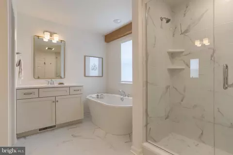 Bath - 405 Royal Hunt Way, Lititz, PA 17543 photo 1 of 2