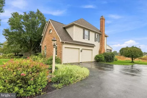 Exterior - 140 Olde Field Dr, Lititz, PA 17543 photo 5 of 8