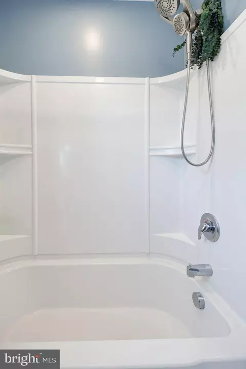 Bath - 104 Oxford Dr, Lititz, PA 17543 photo 2 of 2