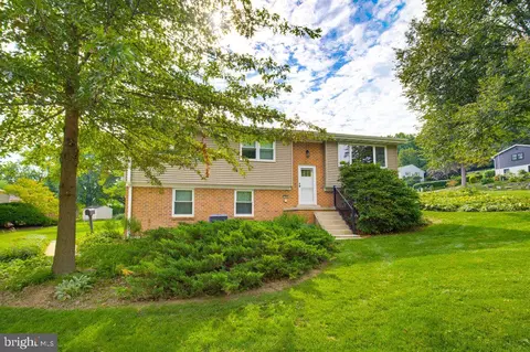Exterior - 104 Oxford Dr, Lititz, PA 17543 photo 2 of 5