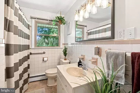 Bath - 18 Pfautz Ave, Lititz, PA 17543 photo 1 of 1
