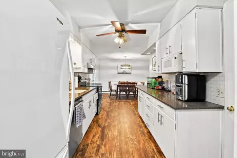 Entry Way - 18 Pfautz Ave, Lititz, PA 17543 photo 3 of 4