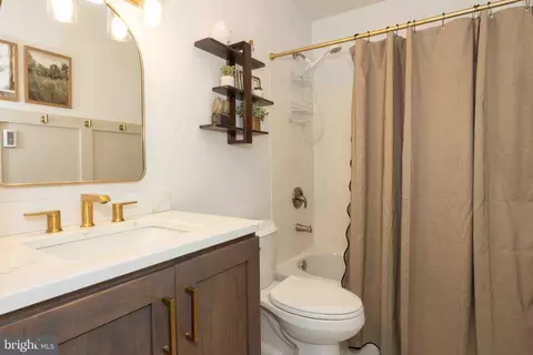 Bath - 543 Golden St, Lititz, PA 17543 photo 3 of 5
