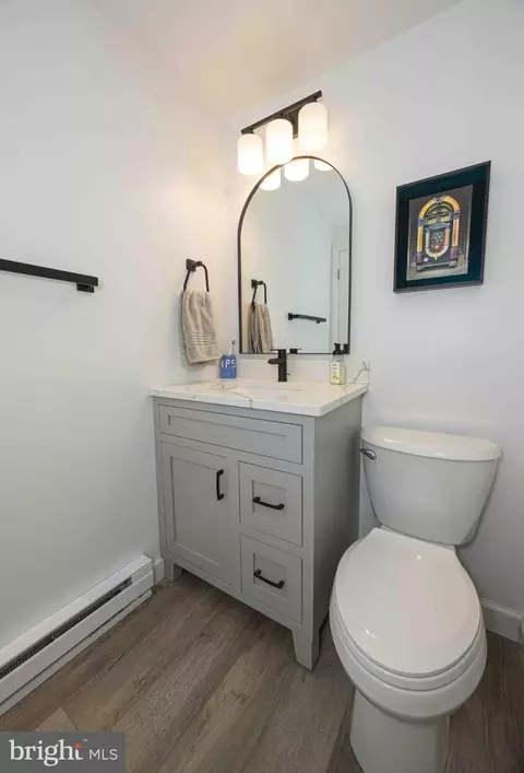 Bath - 543 Golden St, Lititz, PA 17543 photo 2 of 5