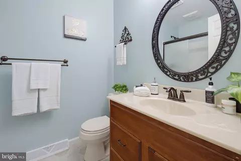 Bath - 20 Wade Dr, Lititz, PA 17543 photo 2 of 3