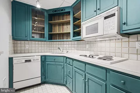 Kitchen - 671 Bent Creek Dr, Lititz, PA 17543 photo 2 of 2