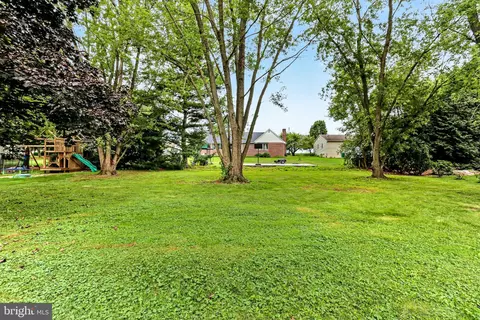 Exterior - 30 Buttonwood Dr, Lititz, PA 17543 photo 5 of 9