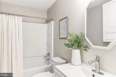 Bath - 30 Buttonwood Dr, Lititz, PA 17543 photo 1 of 2