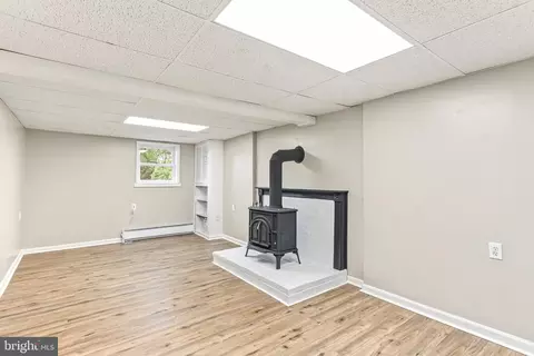 Living - 30 Buttonwood Dr, Lititz, PA 17543 photo 4 of 4