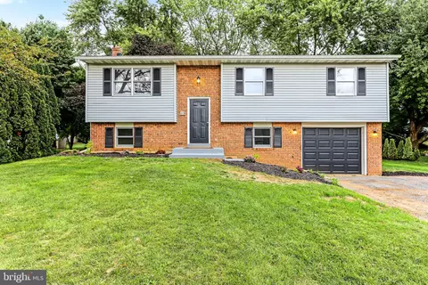 Exterior - 30 Buttonwood Dr, Lititz, PA 17543 photo 9 of 9