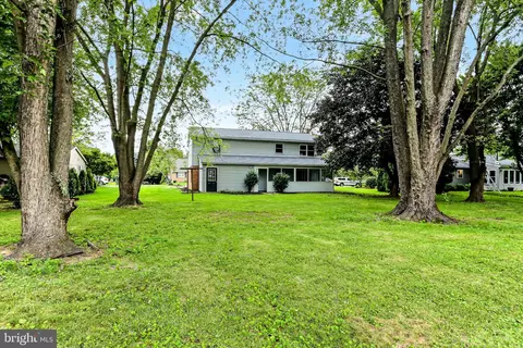 Exterior - 30 Buttonwood Dr, Lititz, PA 17543 photo 6 of 9