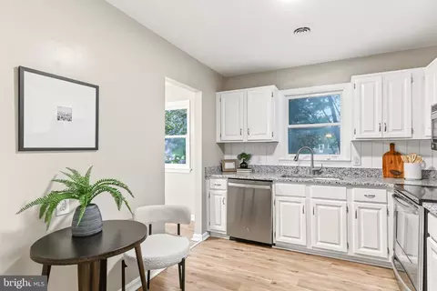 Kitchen - 30 Buttonwood Dr, Lititz, PA 17543 photo 2 of 3