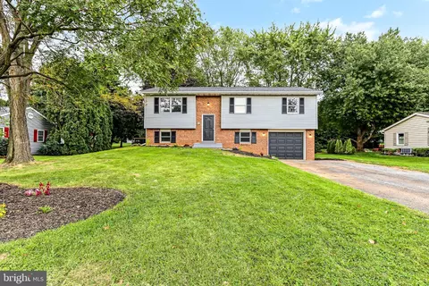 Exterior - 30 Buttonwood Dr, Lititz, PA 17543 photo 8 of 9