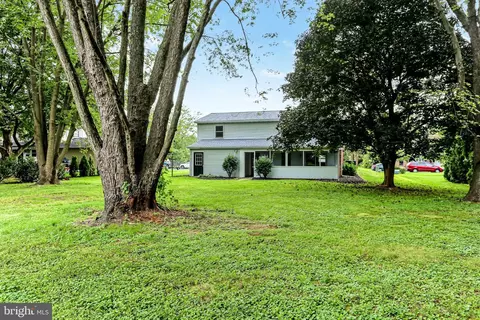 Exterior - 30 Buttonwood Dr, Lititz, PA 17543 photo 7 of 9
