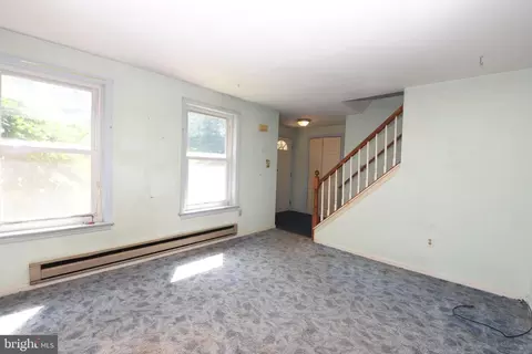 Living - 12 Picnic Woods Cir, Lititz, PA 17543 photo 1 of 2